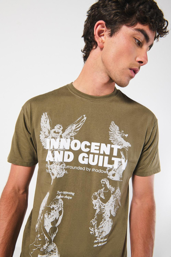 Camiseta cuello redondo verde con estampado celestial