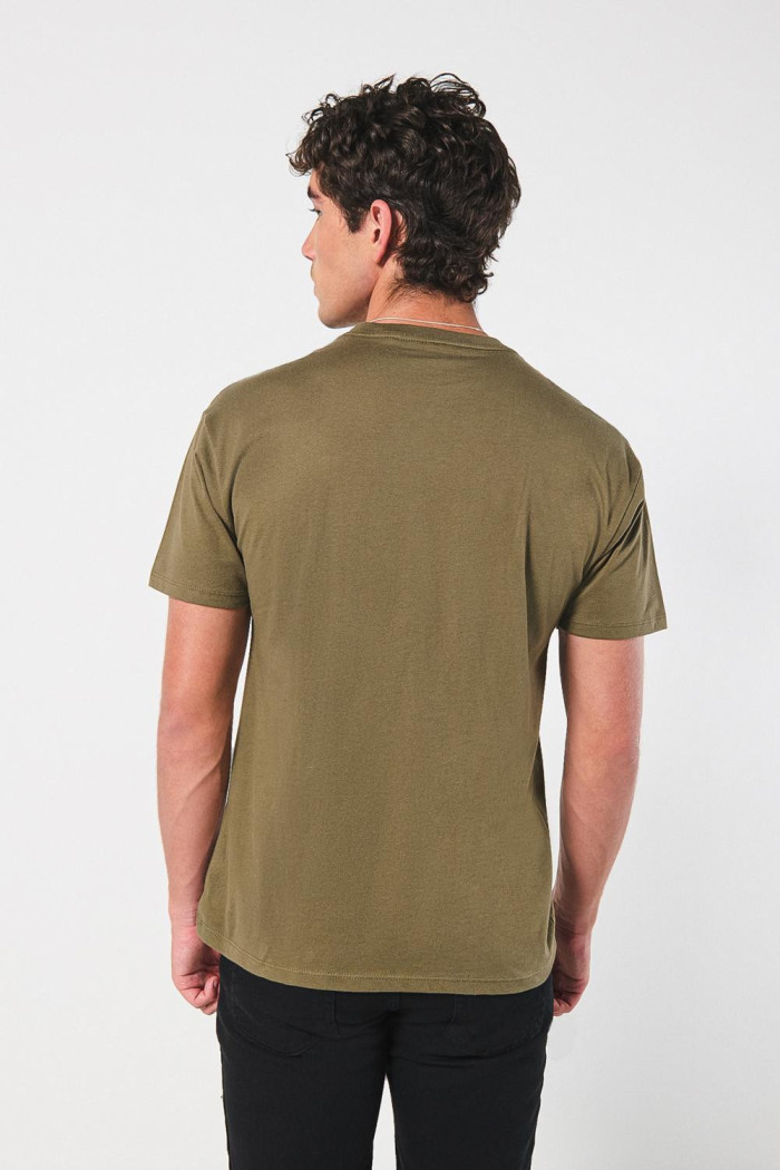 Camiseta cuello redondo verde con estampado celestial