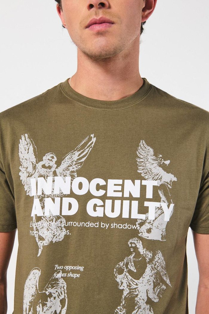 Camiseta cuello redondo verde con estampado celestial