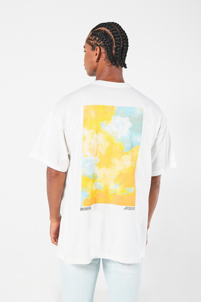 Camiseta oversize crema con motivo artístico y cuello redondo