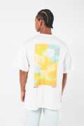 Camiseta oversize crema con motivo artístico y cuello redondo