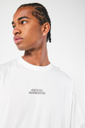 Camiseta oversize crema con motivo artístico y cuello redondo