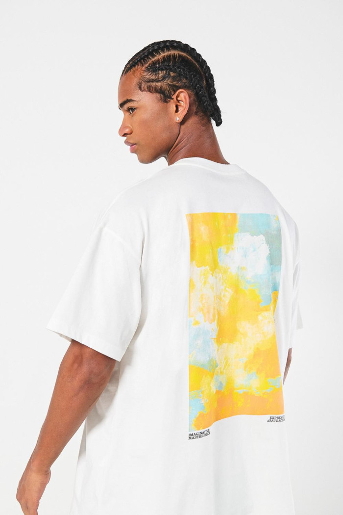 Camiseta oversize crema con motivo artístico y cuello redondo
