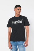 Camiseta negra con diseño de Coca-Cola y manga corta