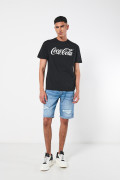 Camiseta negra con diseño de Coca-Cola y manga corta