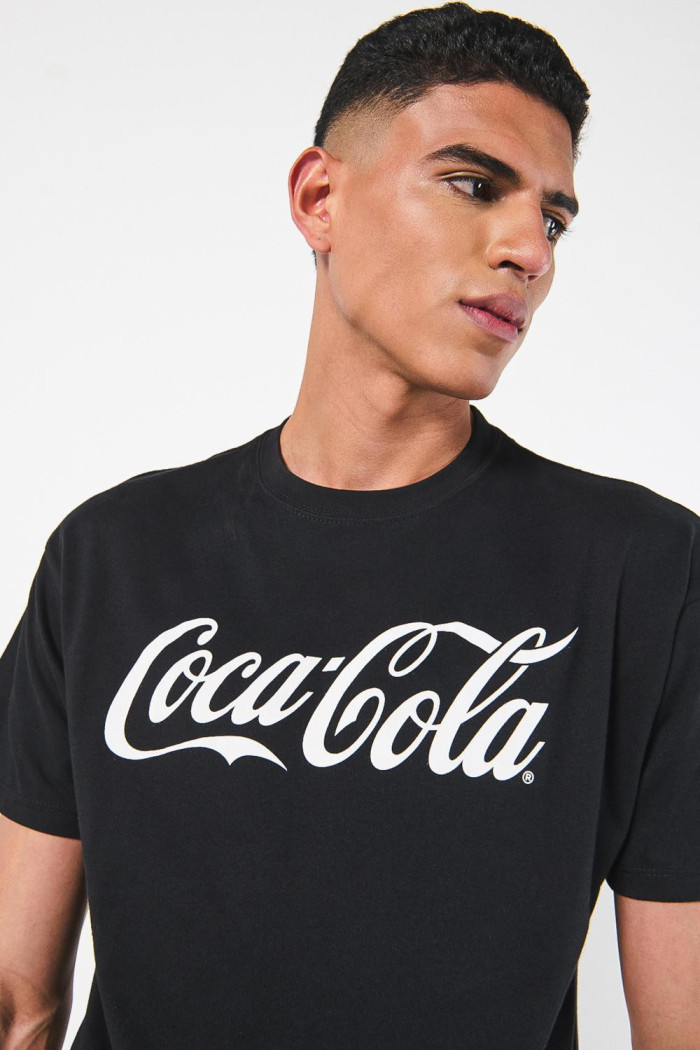 Camiseta negra con diseño de Coca-Cola y manga corta
