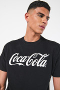 Camiseta negra con diseño de Coca-Cola y manga corta