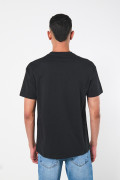Camiseta negra con diseño de Coca-Cola y manga corta