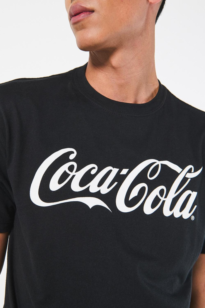 Camiseta negra con diseño de Coca-Cola y manga corta