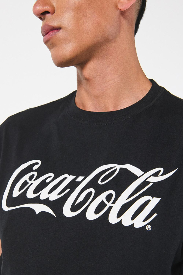 Camiseta negra con diseño de Coca-Cola y manga corta
