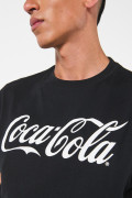 Camiseta negra con diseño de Coca-Cola y manga corta