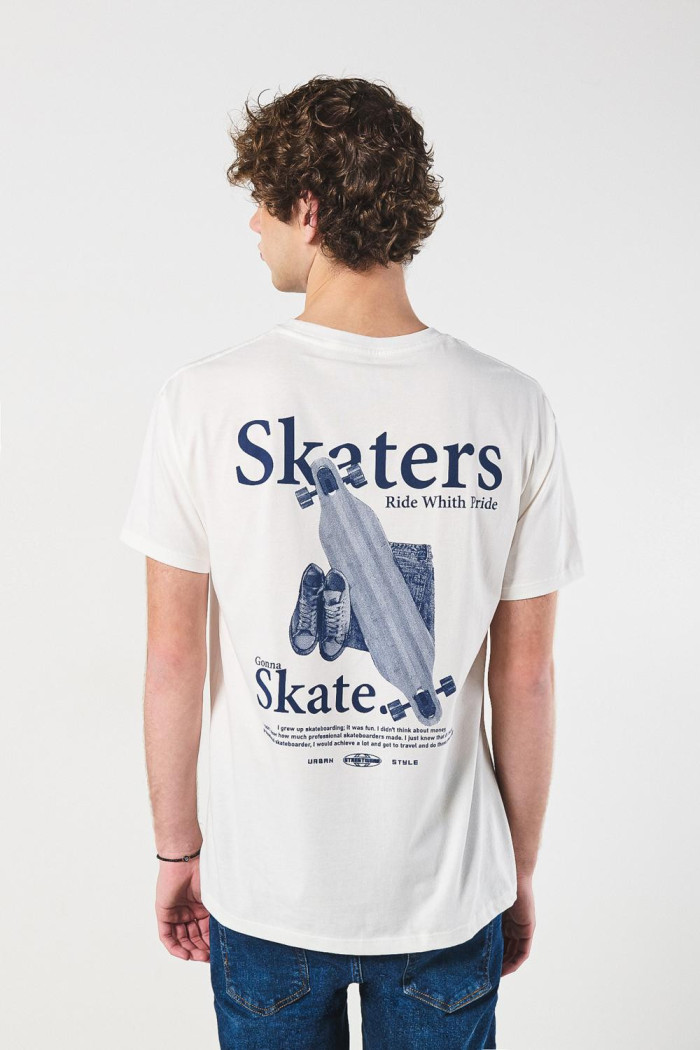 Camiseta crema con diseños urbanos y cuello redondo