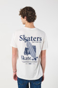 Camiseta crema con diseños urbanos y cuello redondo