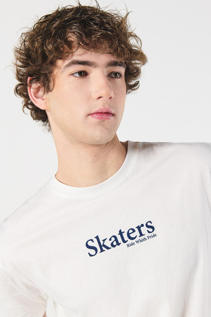 Camiseta crema con diseños urbanos y cuello redondo