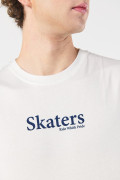 Camiseta crema con diseños urbanos y cuello redondo