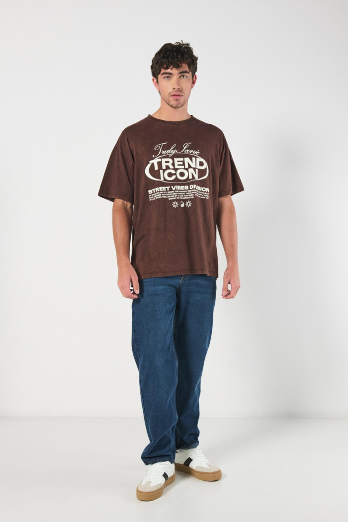 Camiseta kaki oversize manga corta con texto urbano