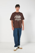 Camiseta kaki oversize manga corta con texto urbano