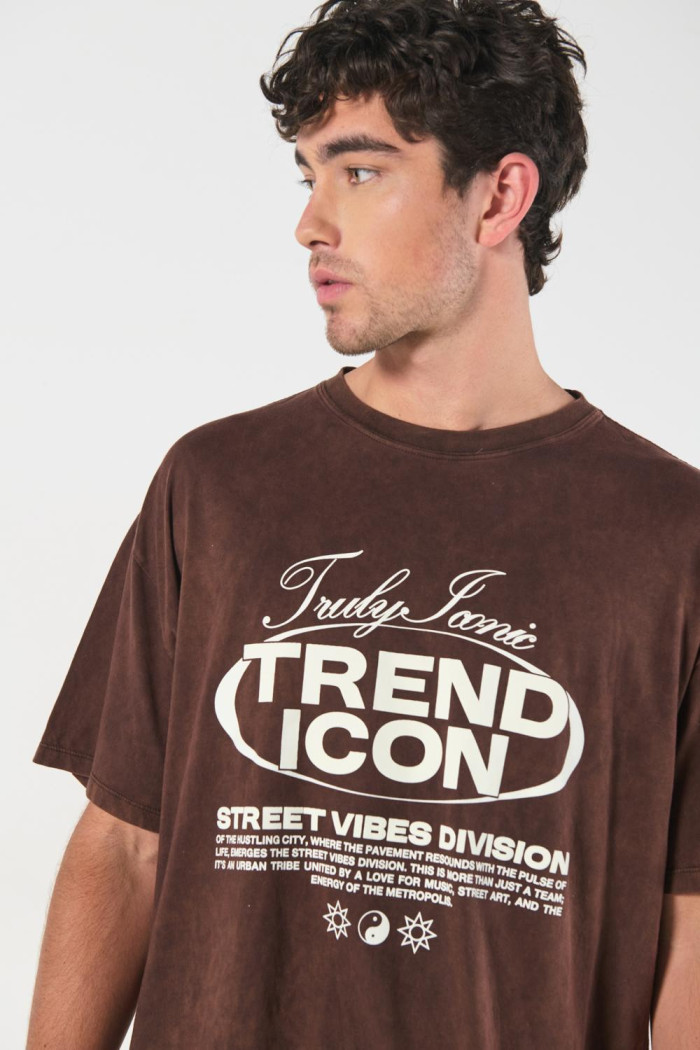 Camiseta kaki oversize manga corta con texto urbano