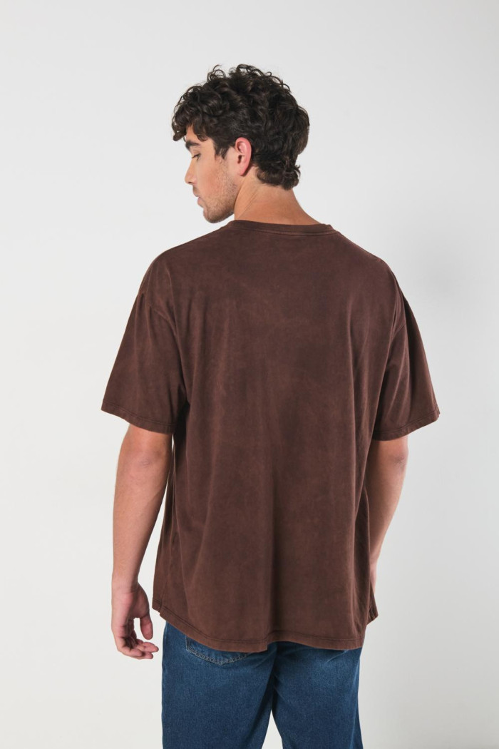 Camiseta kaki oversize manga corta con texto urbano