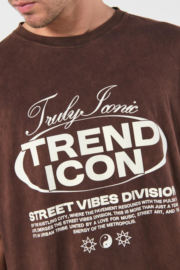Camiseta kaki oversize manga corta con texto urbano