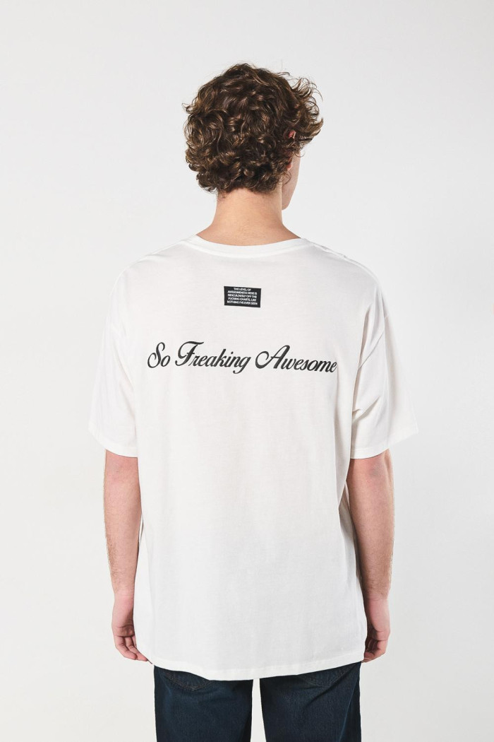 Camiseta oversize crema manga corta con arte de perro