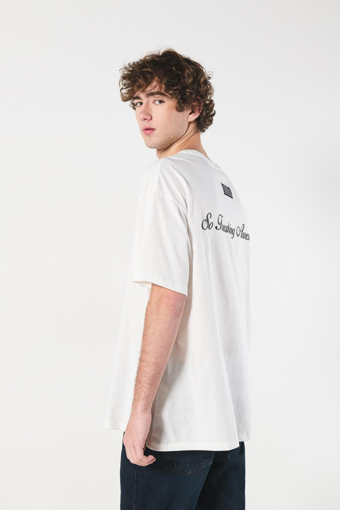 Camiseta oversize crema manga corta con arte de perro