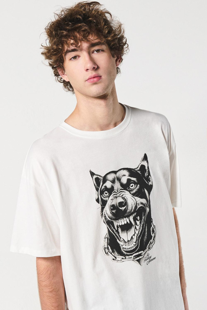 Camiseta oversize crema manga corta con arte de perro