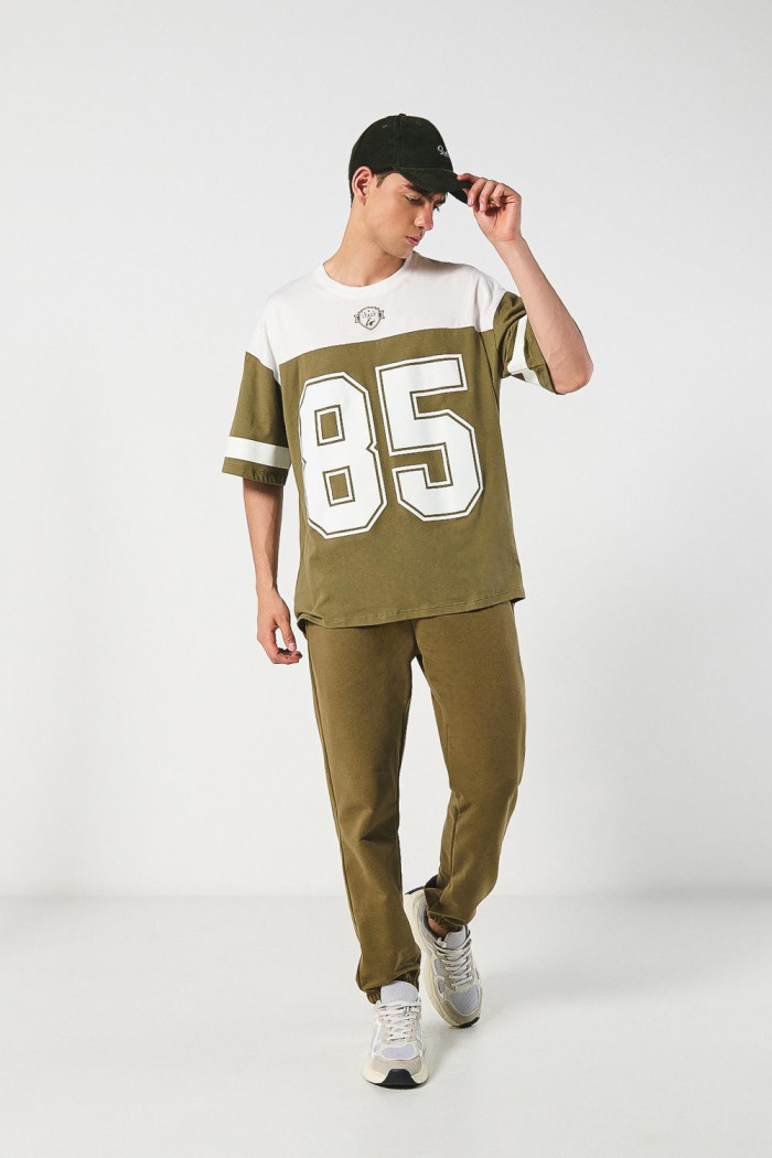 Camiseta oversize verde oscura college con manga corta