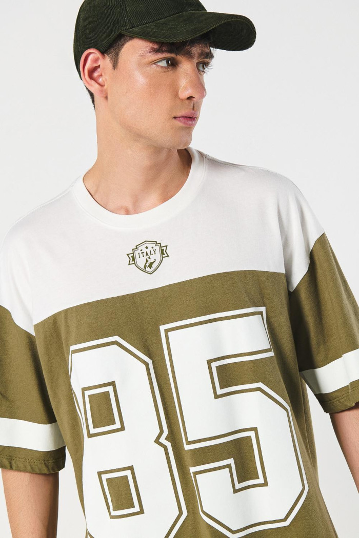 Camiseta oversize verde oscura college con manga corta