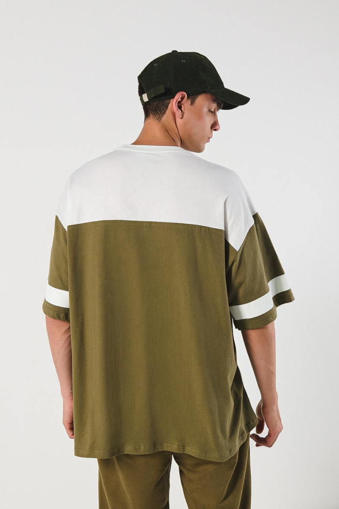 Camiseta oversize verde oscura college con manga corta