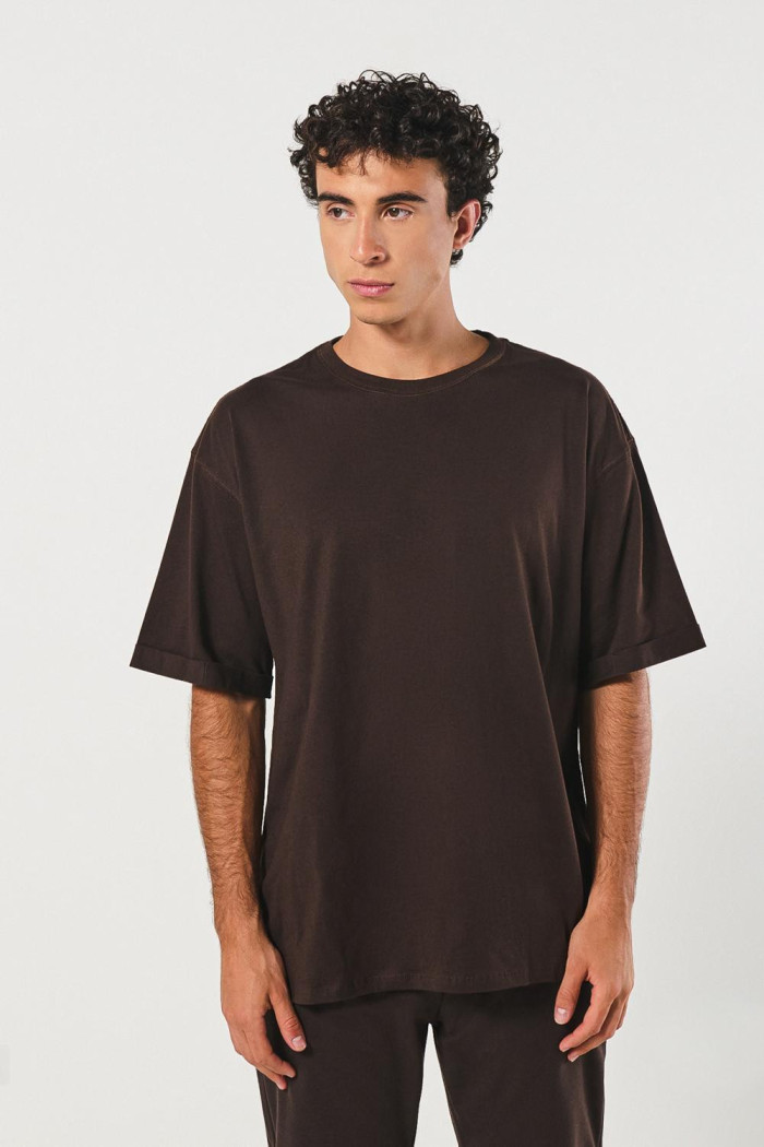 Camiseta oversize unicolor manga corta con doblez en puños