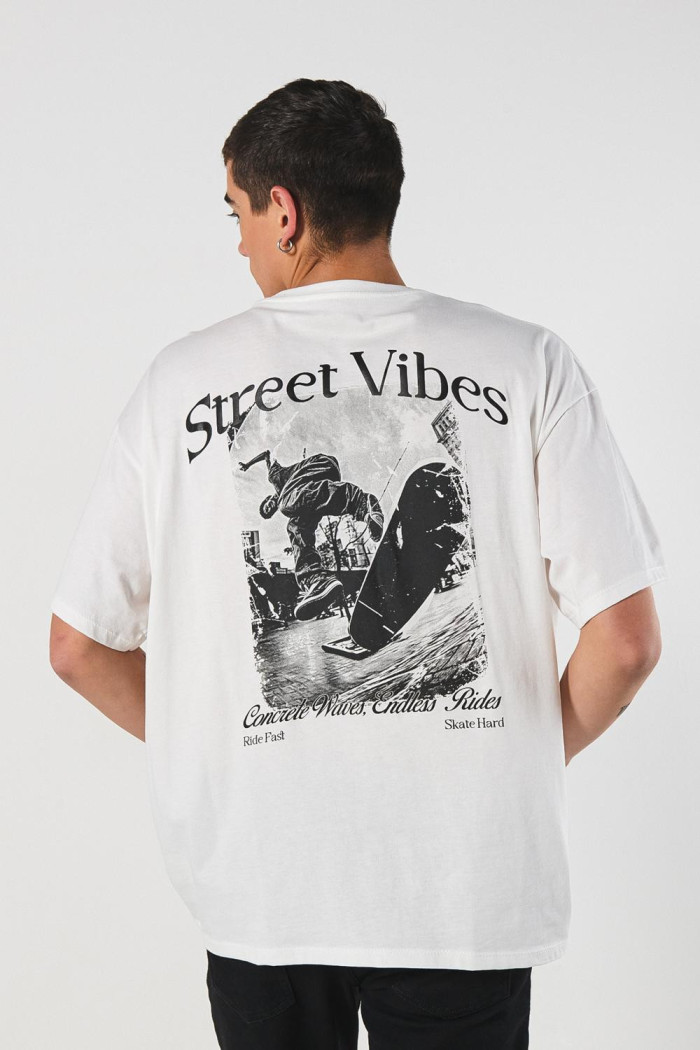 Camiseta oversize crema con diseños urbanos y cuello redondo