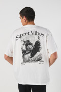 Camiseta oversize crema con diseños urbanos y cuello redondo