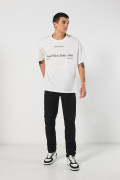Camiseta oversize crema con diseños urbanos y cuello redondo