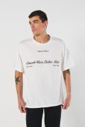 Camiseta oversize crema con diseños urbanos y cuello redondo