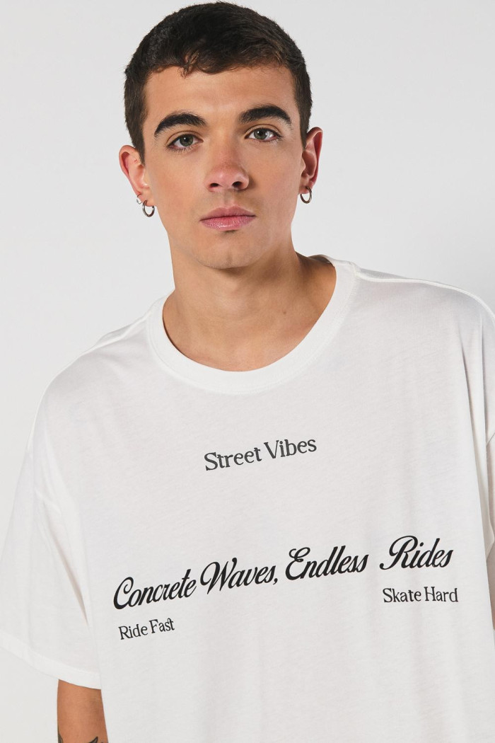 Camiseta oversize crema con diseños urbanos y cuello redondo