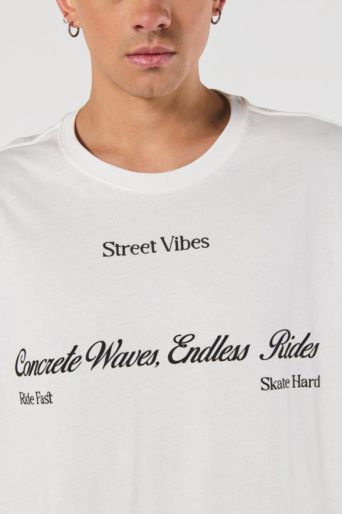 Camiseta oversize crema con diseños urbanos y cuello redondo