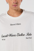 Camiseta oversize crema con diseños urbanos y cuello redondo
