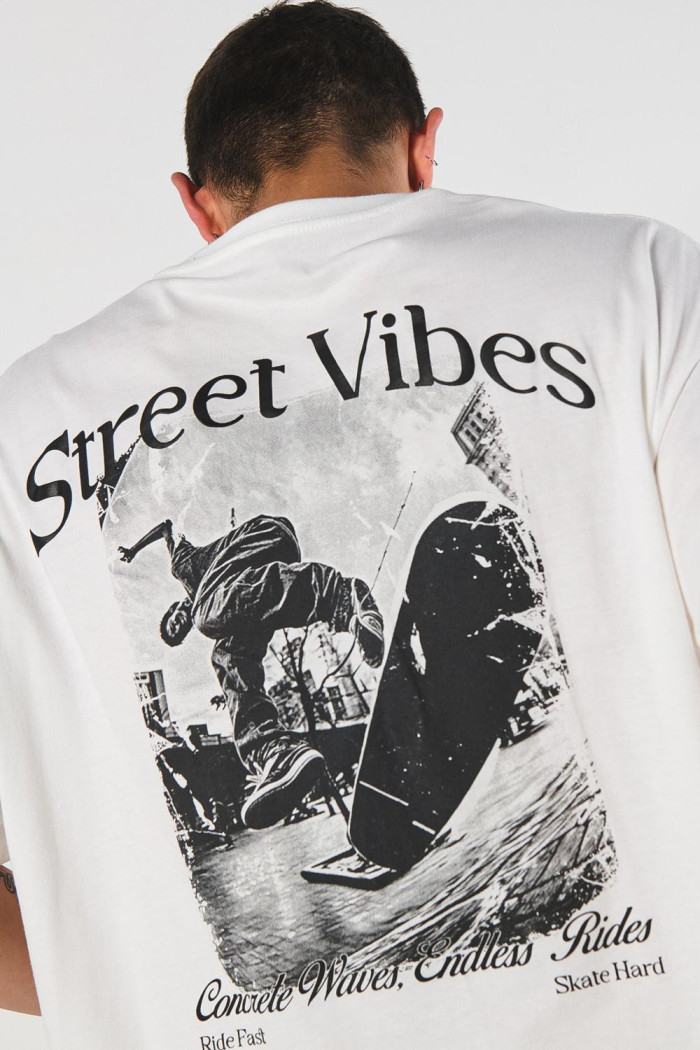 Camiseta oversize crema con diseños urbanos y cuello redondo