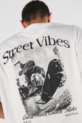 Camiseta oversize crema con diseños urbanos y cuello redondo