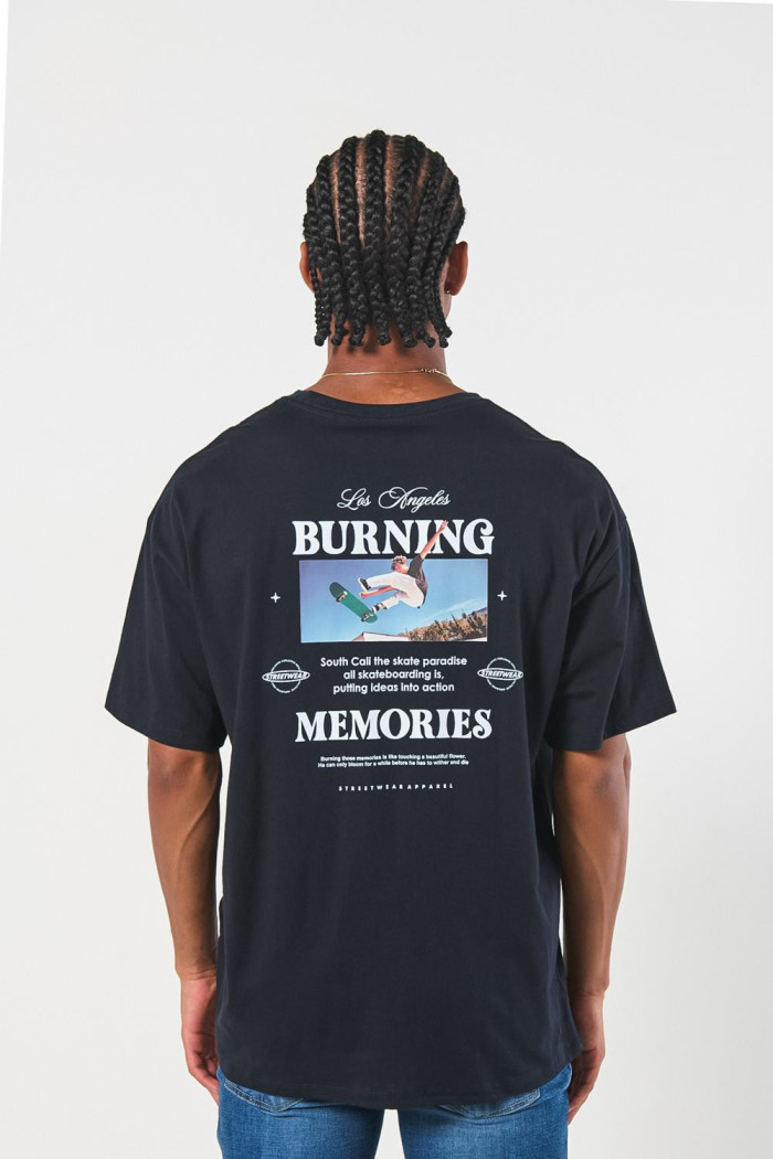 Camiseta azul intensa con diseños urbanos y manga corta
