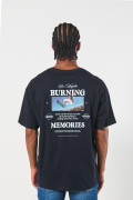 Camiseta azul intensa con diseños urbanos y manga corta