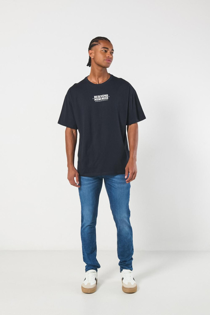 Camiseta azul intensa con diseños urbanos y manga corta