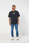 Camiseta azul intensa con diseños urbanos y manga corta