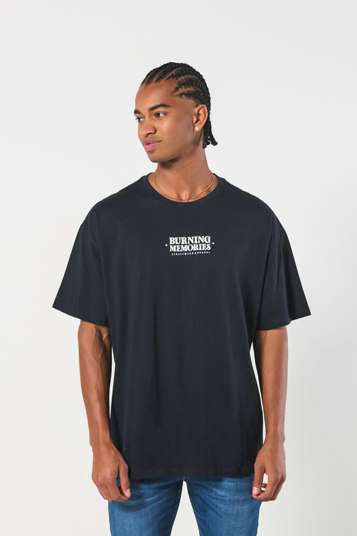 Camiseta azul intensa con diseños urbanos y manga corta