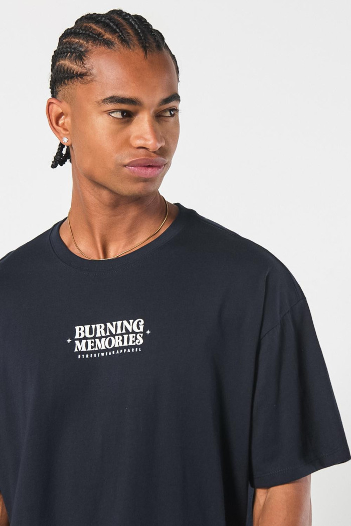 Camiseta azul intensa con diseños urbanos y manga corta