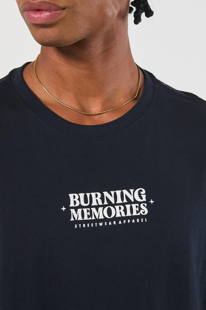 Camiseta azul intensa con diseños urbanos y manga corta