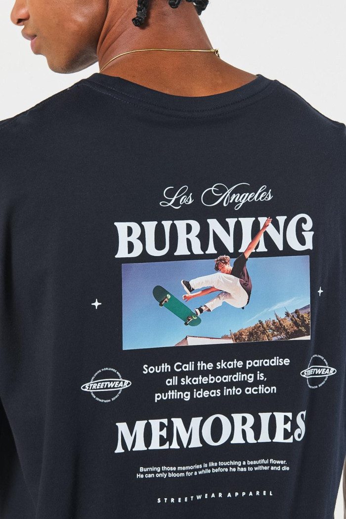 Camiseta azul intensa con diseños urbanos y manga corta