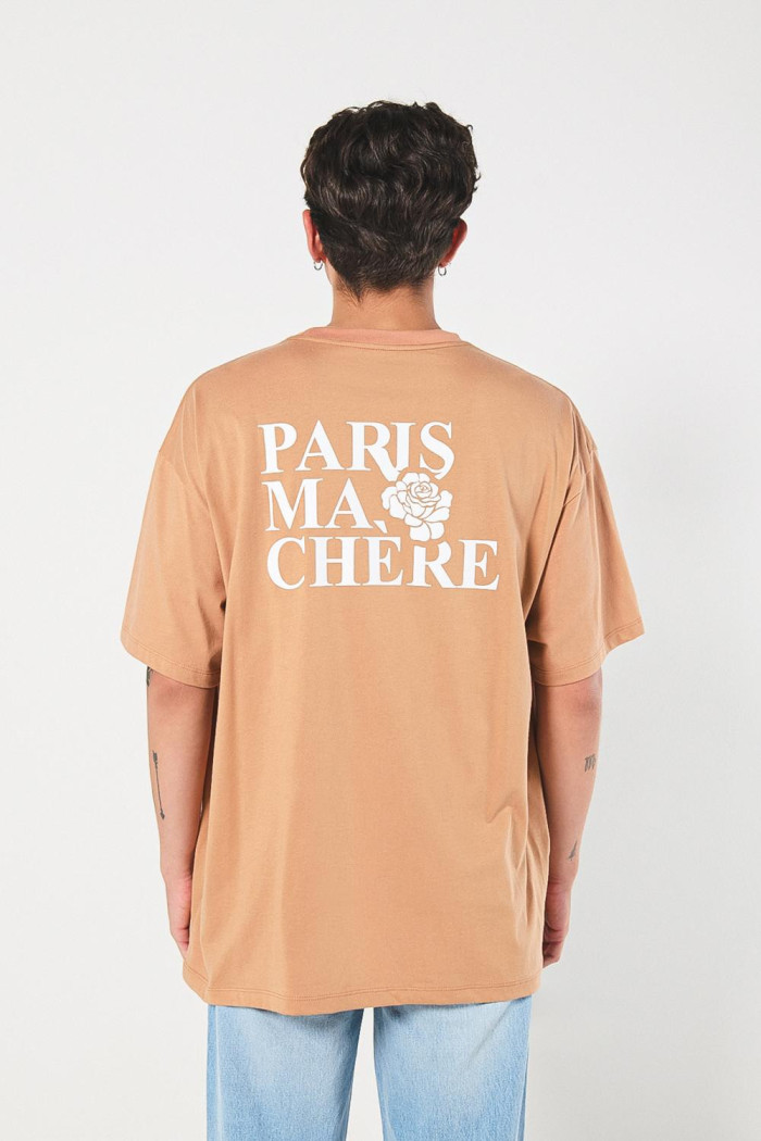 Camiseta salmón oversize con textos estampados y manga corta