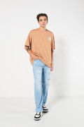 Camiseta salmón oversize con textos estampados y manga corta